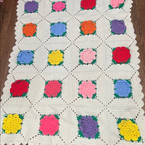 Vintage Crocheted Rosette Lap Blanket Baby Blanket White Multi-Color Roses - Picture 4 of 4